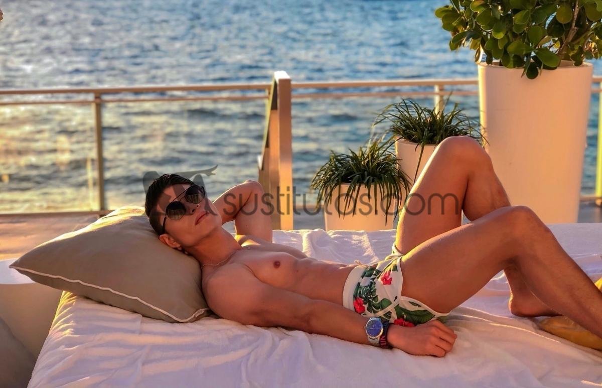 Emiliano Milán - Hola soy Emiliano, profesional, limpio y muy discreto, soy un baby twink pasivo, disponible todos los días.